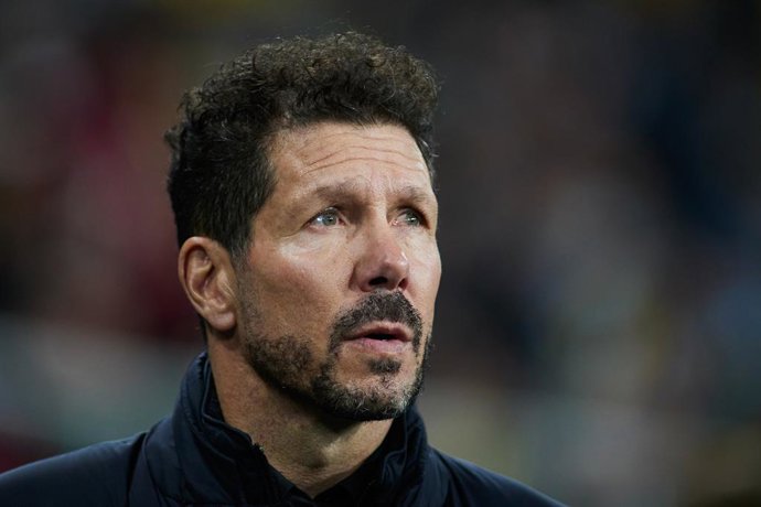 Archivo - Diego "Cholo" Simeone, head coach of Atletico de Madrid, looks on during the spanish league, La Liga Santander, football match played between Cadiz CF and Atletico de Madrid at Nuevo Mirandilla stadium on November 28, 2021, in Cadiz, Spain.