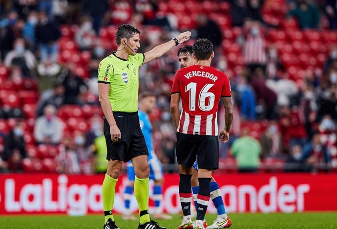 Archivo - Munuera Montero, the referee, gestures during the Spanish league, La Liga Santander, football match played between Athletic Club and Rayo Vallecano at San Mames stadium on September 21, 2021 in Bilbao, Spain.
