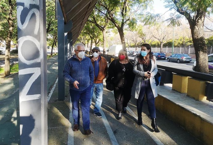 La concejal del grupo municipal de Ciudadanos (Cs), Amelia Velázquez, visita el bulevar de la avenida Alcalde Manuel del Valle.