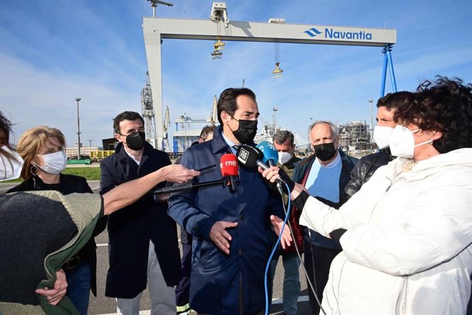 Nieto atiende a la prensa en Navantia Puerto Real.