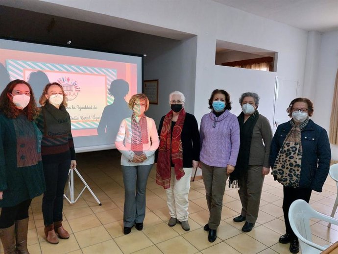 La diputada de Igualdad de la Diputación de Cádiz, Carmen Collado, durante su visita a la Asociación Ágora.