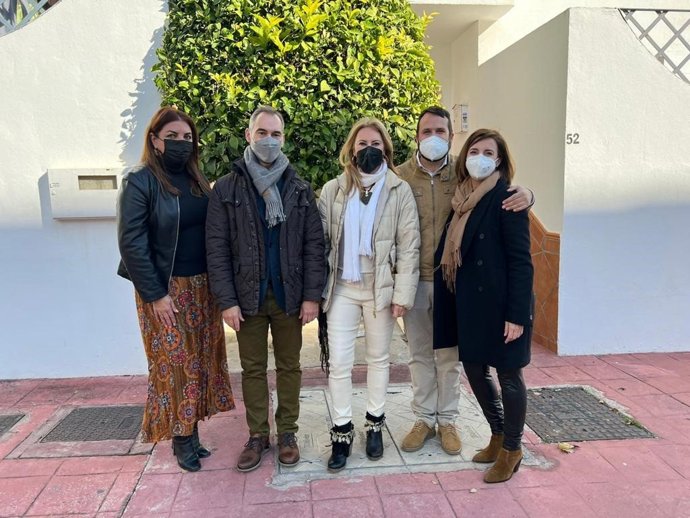 La diputada nacional por el PP de Málaga Carolina España junto al portavoz del PP en el Ayuntamiento, Juan Antonio Lara, en un acto en Benalmádena
