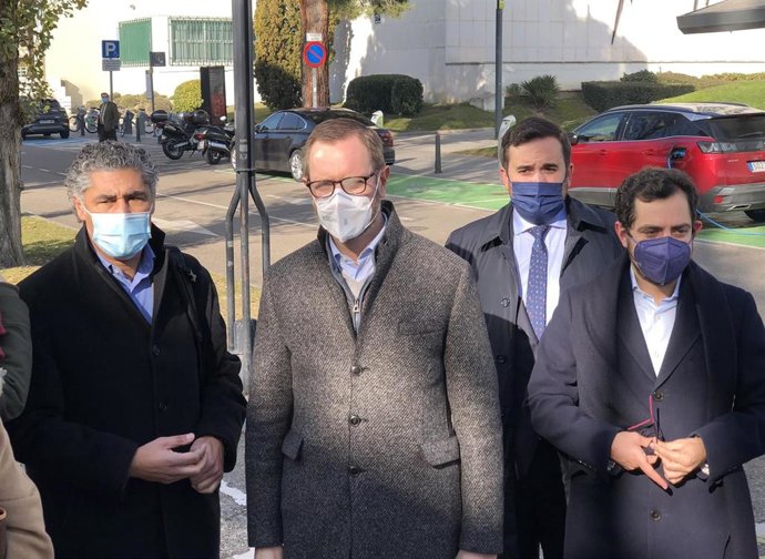 En el centro, el portavoz del Grupo Parlamentario Popular en el Senado y senador por Castilla y León, Javier Maroto, a su llegada frente a la Delegación del Gobierno en la Comunidad.