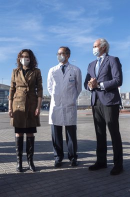 La presidenta de la Comunidad de Madrid, Isabel Díaz Ayuso, y el consejero de Sanidad de la Comunidad de Madrid, Enrique Ruiz Escudero, en el Hospital Universitario de Henares