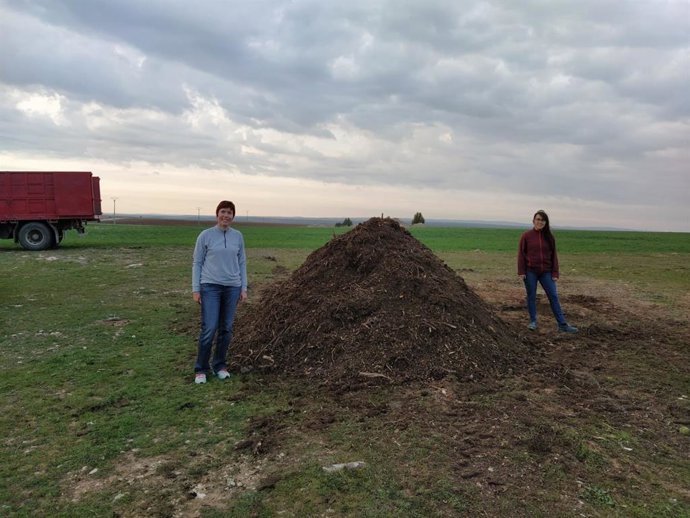 Paula Calvo con su tutora, María Cruz García.