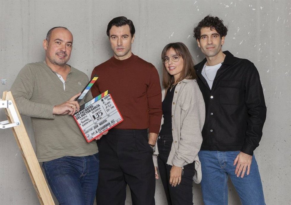 Joan Noguera con Javier Rey, Verónica Echegui y Tamar Novas , reparto de 'Los pacientes del doctor García'