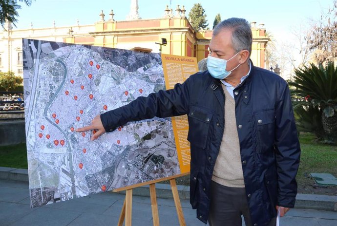 El candidato del PP a la Alcaldía de Sevilla, José Luis Sanz, presenta su propuesta 'Sevilla Aparca'.
