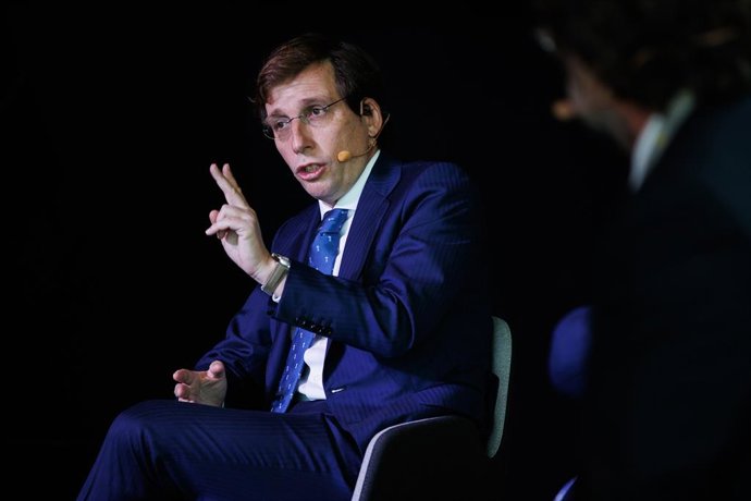 El alcalde de Madrid, José Luis Martínez-Almeida, participa en el coloquio 'El futuro de Madrid como destino empresarial', en la Torre Azca, a 18 de enero de 2022, en Madrid, (España). La charla tiene como objetivo abordar las distintas cuestiones relac