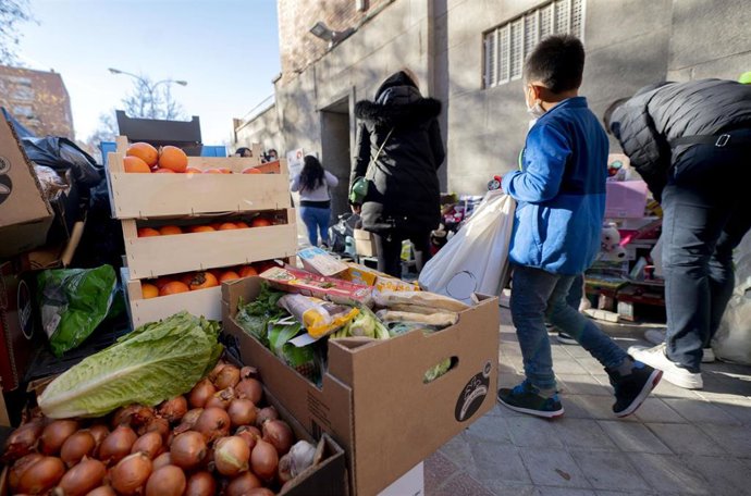 Personas en riesgo de exclusión acuden a recoger alimentos. 