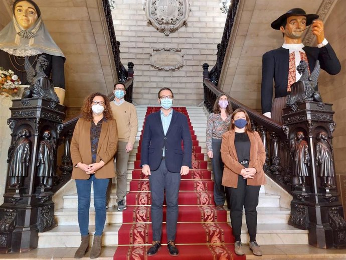 El alcalde de Palma, José Hila, la presidenta del Consell de Mallorca, Catalina Cladera, y la consellera de Presidencia, Función Pública e Igualdad, Mercedes Garrido, antes de la rueda de prensa.