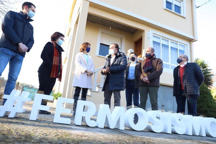 La conselleira de Medio Ambiente, Ángeles Vázquez, anuncia la convocatoria de ayudas para la mejora de la imagen de viviendas en una visita a Lalín
