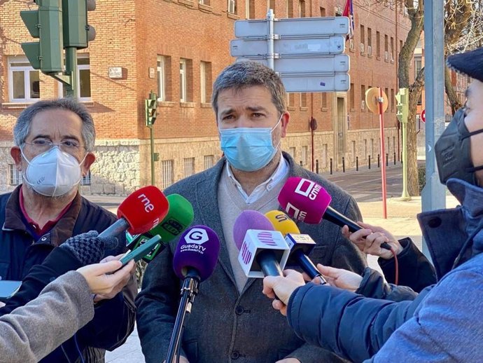 El primer teniente de alcalde y concejal de Urbanismo en el Ayuntamiento de Guadalajara, Rafael Pérez Borda, atiende a los medios.