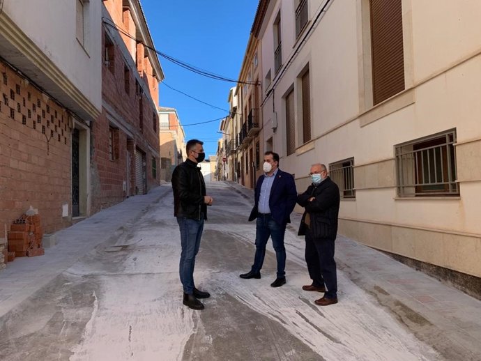 Visita a una de las calles de Cabra del Santo Cristo donde se está interviniendo con el PFEA
