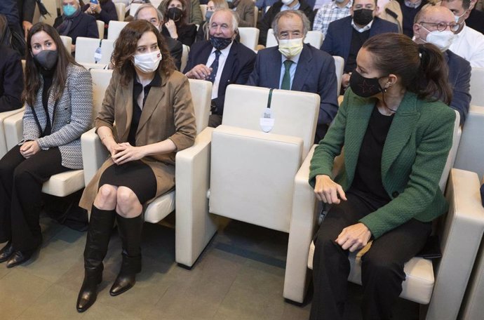 La presidenta de la Comunidad de Madrid, Isabel Díaz Ayuso (c), participa en el acto de presentación del libro Liberalismo a la madrileña, en la Fundación Rafael del Pino, a 18 de enero de 2022, en Madrid, (España). El libro, escrito por el analista e