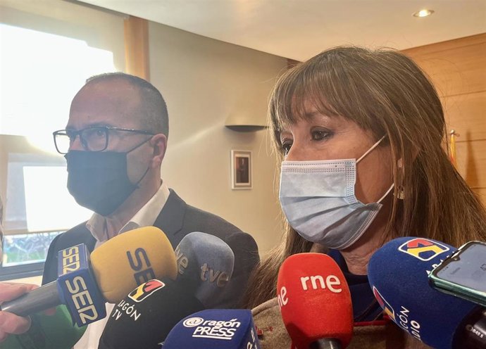 Sira Repollés y Felipe Faci antes de la Mesa de Portavoces en las Cortes