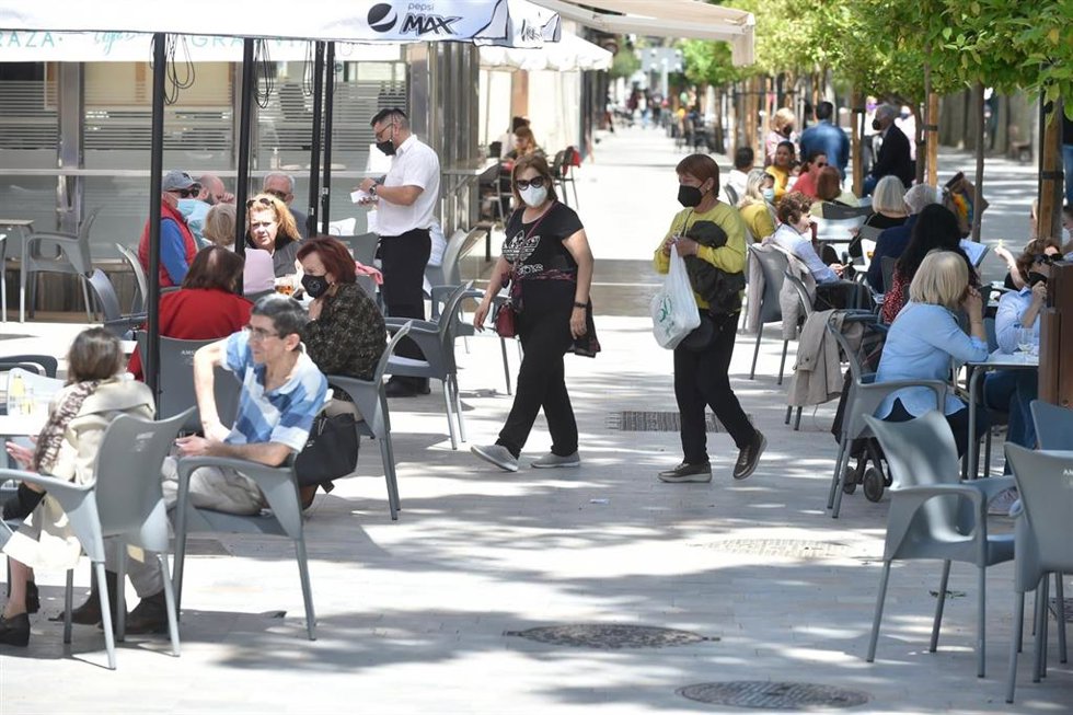 Archivo - Personas en una terraza
