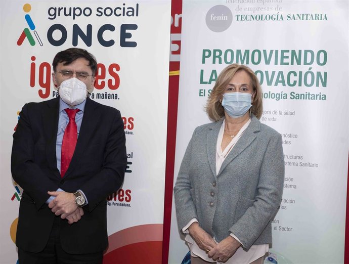 Acuerdo firmado entre Alberto Durán, vicepresidente ejecutivo de Fundación ONCE, y Margarita Alfonsel, secretaria general de Fenin, para mejorar la calidad de vida de las personas con discapacidad