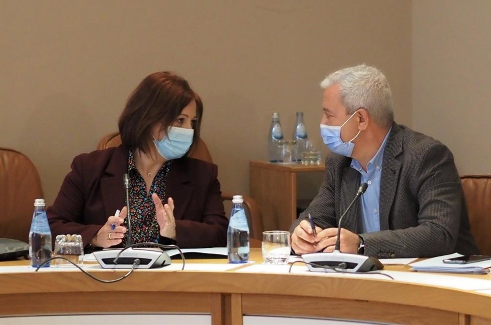 Luis Álvarez y Begoña Rodríguez Rumbo, en la primera junta de portavoces del Parlamento de Galicia tras la sustitución de Gonzalo Caballero
