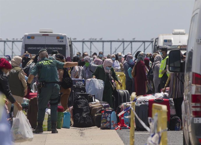 Archivo - Temporeras marroquíes embarcando desde el Puerto de Huelva con destino a Marruecos tras la campaña de 2020.
