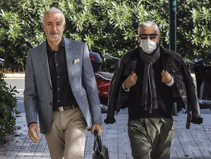Archivo - El penalista Juan Carlos Navarro (i) y el autodenominado 'yonki del dinero', Marcos Benavent (d), a su llegada a los juzgados de Valencia  el 27 de octubre de 2021
