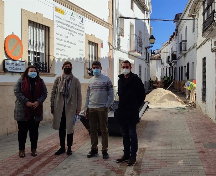 La delegada territorial de Regeneración, Justicia y Administración Local, Mónica Alejo, en una visita en el municipio malagueño de Cortes de la Frontera