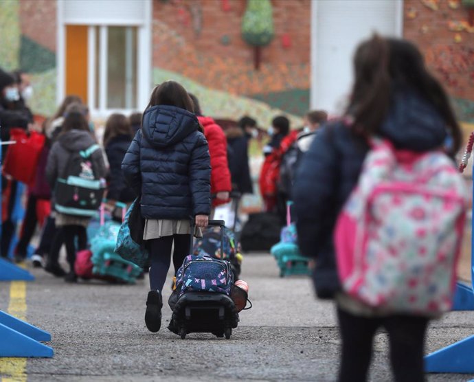 Varios niños a su llegada al primer día de clase presencial tras la Navidad, foto de recurso      