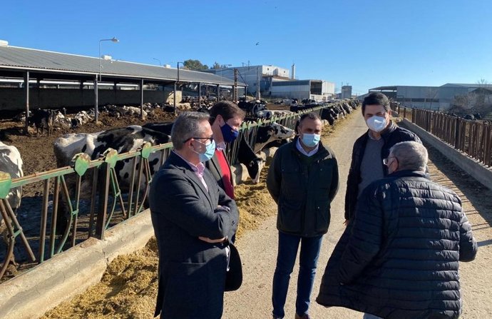 Visita del PP a una explotación ganadera