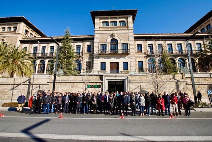 Alcaldes socialistas se concentran ante la sede de la Junta en Granada ante el "deterioro" de la sanidad pública.