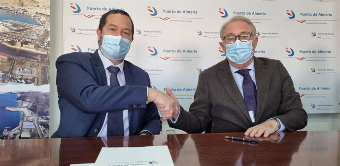 El capitán marítimo, José Aranda, el presidente de la Autoridad Portuaria, Jesús Caicedo, y el director de Planificación de la APA, Antonio Bayo