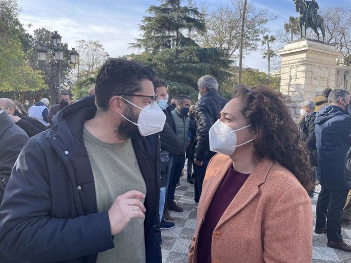 Inmaculada Nieto con el coordinador de IU en Cádiz en la movilización por la sanidad pública.