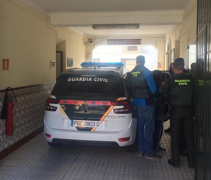 Imágenes del detenido conducido por la Guardia Civil