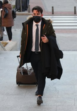 El abogado de la acusación particular en el juicio por el crimen de Anchuelo a su llegada a la Audiencia Provincial de Madrid.