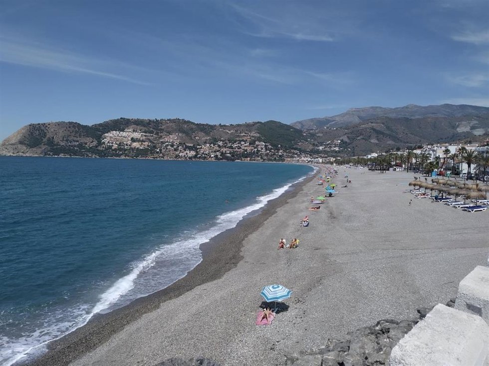 Archivo - Playa de Almuñecar en Granada