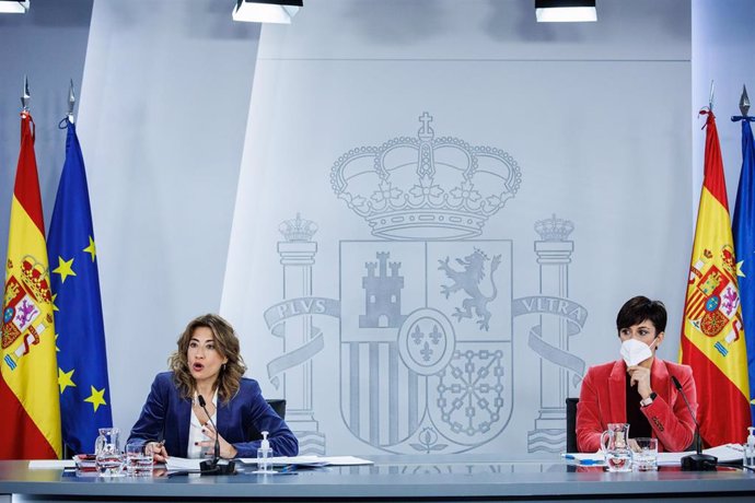 La ministra de Transportes, Movilidad y Agenda Urbana, Raquel Sánchez (i), y la ministra Portavoz, Isabel Rodríguez, comparecen tras la reunión del Consejo de Ministros en Moncloa, a 18 de enero de 2022, en Madrid, (España). El Consejo de Ministros ha a