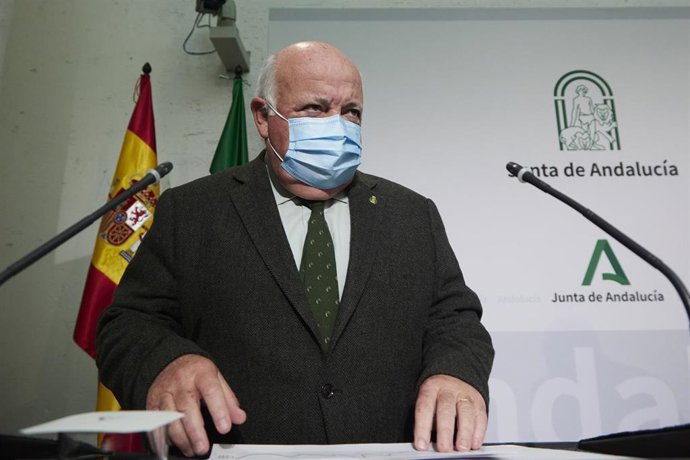 El consejero de Salud y Familias, Jesús Aguirre, durante la rueda de prensa tras el Consejo de Gobierno andaluz, a 18 de enero de 2022 en Sevilla (Andalucía, España)