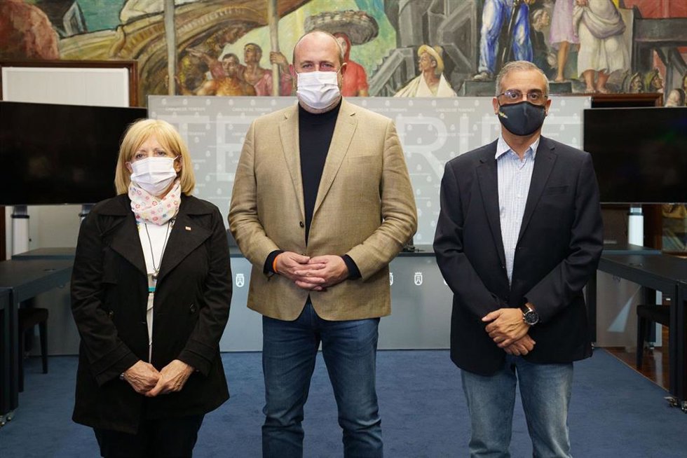 La presidenta provincial de Cruz Roja, Mayte Pociello, el vicepresidente del Cabildo de Tenerife, Enrique Arriaga y el director insular de Movilidad, José Alberto León, en la entrega de un donativo de Metrotenerife para damnificados en La Palma