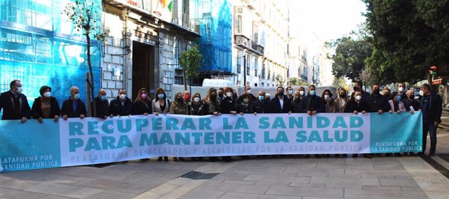 Alcaldes del PSOE se manifiestan ante la Junta para pedir "una sanidad pública y de calidad"