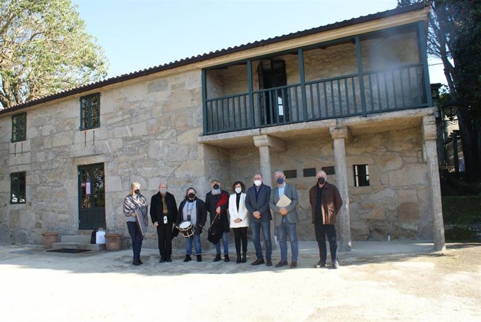 Varios de los participanes en el encuentro en la Fundación Rosalía de Castro en el que se ha acordado que el Día de Rosalía se celebre el 23 de febrero, tras una investigación que corrige la fecha de nacimiento de la autora