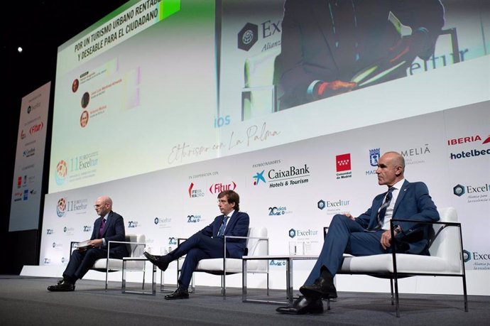 El alcalde de Sevilla, Antonio Muñoz, primero por la derecha, en el Foro de Liderazgo de Exceltur celebrado en Madrid el día previo a la inauguración de Fitur 2022.