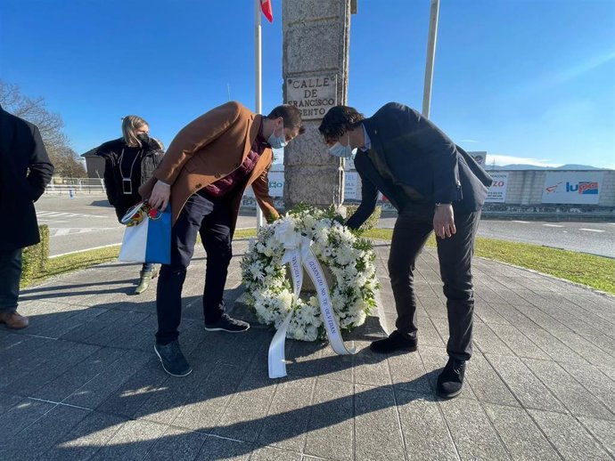 El Ayuntamiento de Astillero honra a con una ofrenda floral a su Hijo Predilecto, Paco Gento