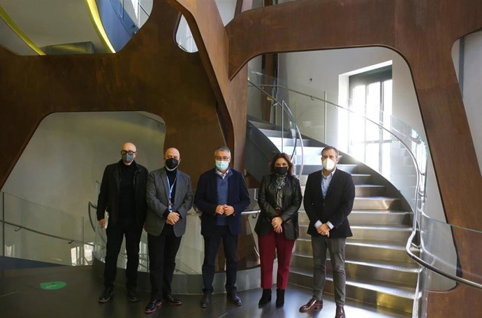 el presidente de la Diputación de Málaga; la directora de la Fundación Telefónica; el responsable del Área de Cultura Digital del Espacio Fundación Telefónica; el director de relaciones institucionales de Fundación Telefónica, y  el director de La Térmi