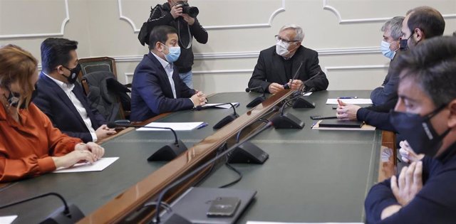 Reunión entre el alcalde de València, Joan Ribó, y el presidente del Valencia CF, Anil Murthy, para hablar del proyecto del nuevo estadio del club deportivo.