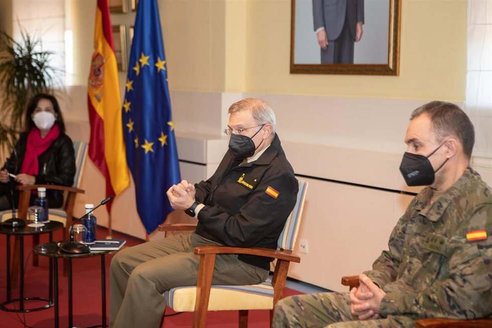 La ministra de Defensa, Margarita Robles, junto al general Fernando López del Pozo y el coronel Jesús Martínez Soriano