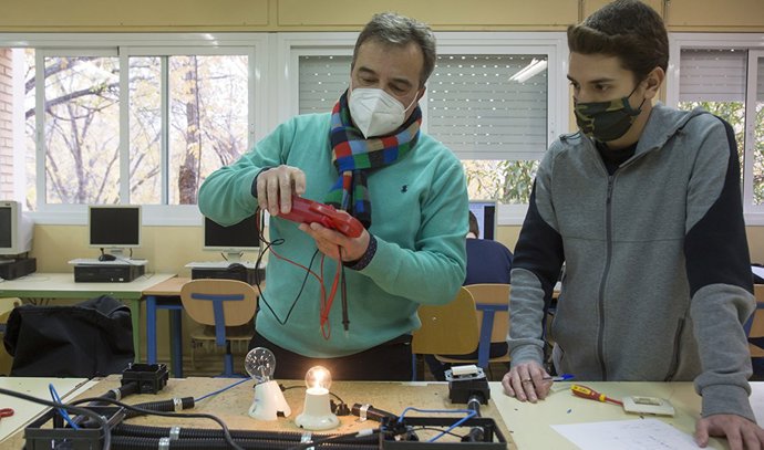 Archivo - Un alumno y un profesor de FP durante una clase práctica