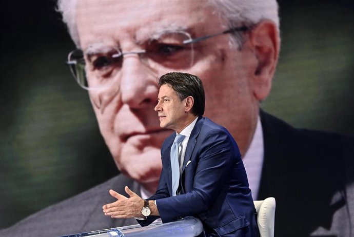 Archivo - Giuseppe Conte ante una imagen de Sergio Matarella