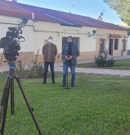 Ismael Sánchez (UPporA) visita las viviendas de Marismillas cuyas cubiertas tienen amianto.