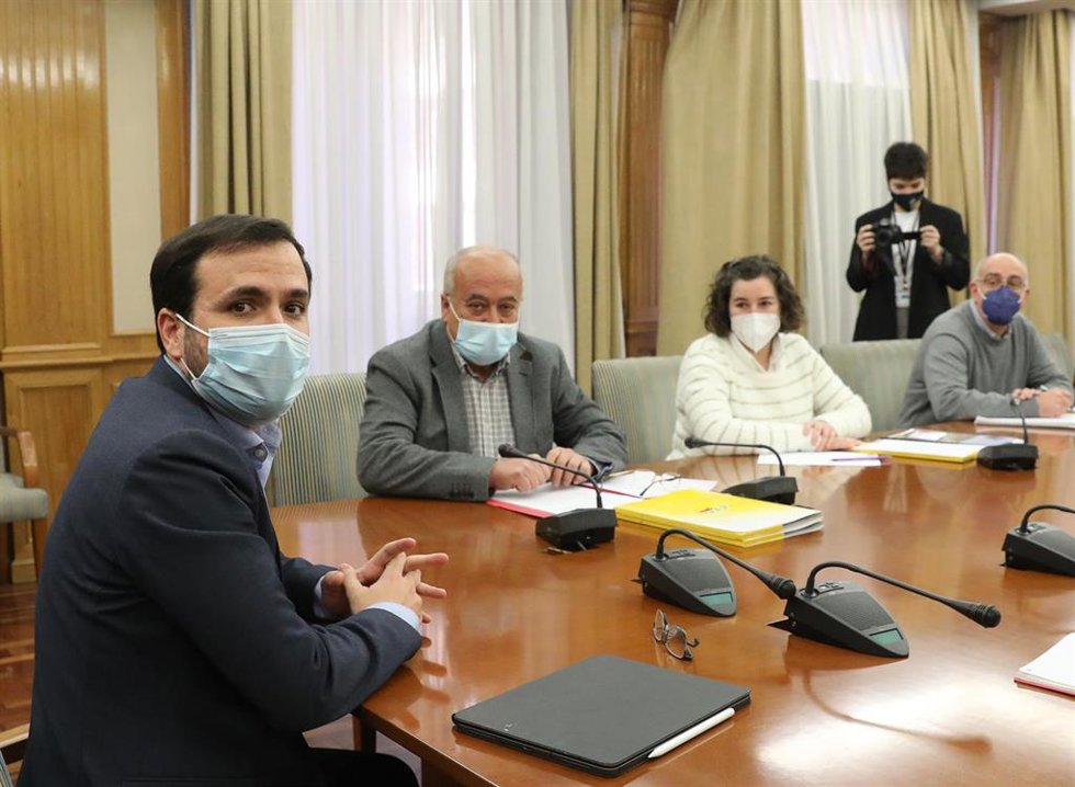 El ministro de Consumo, Alberto Garzón (i), preside una reunión con representantes de la Coordinadora de Organizaciones de Agricultores y Ganaderos (COAG), en el Ministerio de Consumo, 