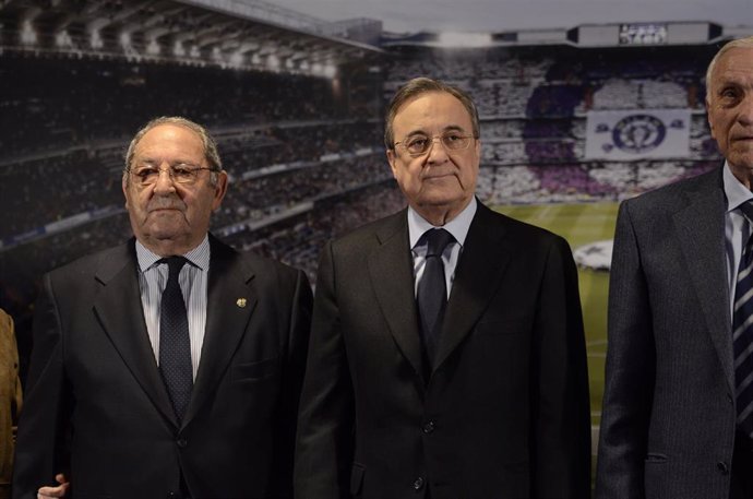 Archivo - Florentino Pérez, presidente del Real Madrid, y el exjugador Francisco Gento, fallecido este martes 18 de enero de 2022. 