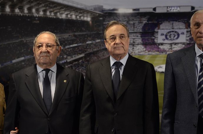 Archivo - Florentino Pérez, presidente del Real Madrid, y el exjugador Francisco Gento, fallecido este martes 18 de enero de 2022.