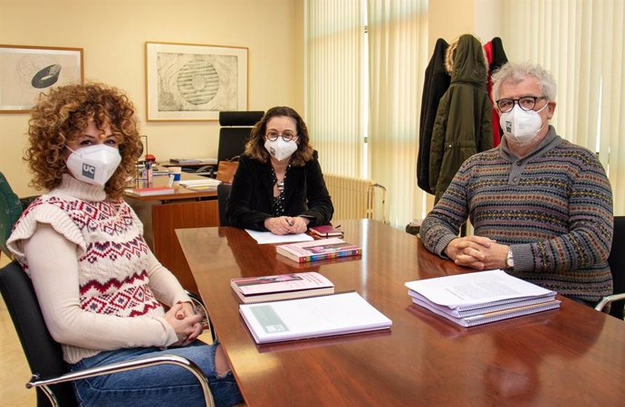 De izquierda a derecha, Josefina Fernández, Montserrat Cabré y Tomás Mantecón, autores del estudio sobre el 'género' de las titulaciones en la UC y de sus matriculados